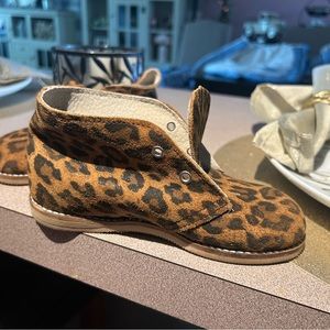 Mon petit brand new shoes no pets no smoking